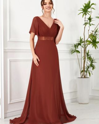 Klasický model s véčkovým výstřihem, krátkými rukávky a mírnou vlečkou. Šaty sluší všem typům postav od XS až po 9XL více...